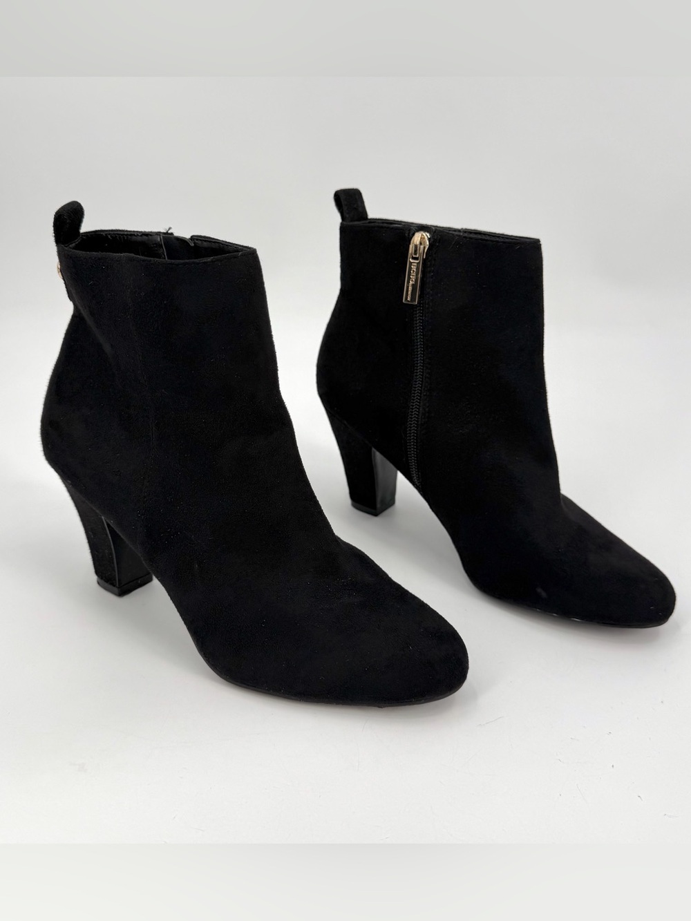 BCBG GENERATION Boots Womens 8.5 M Black Faux Suede Dorothy Heeled Ankle Bootie